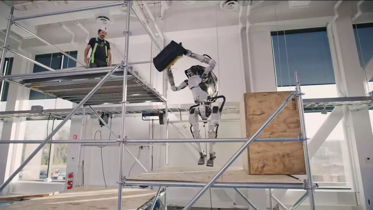 Boston Dynamics's bipedal robots can throw heavy objects now