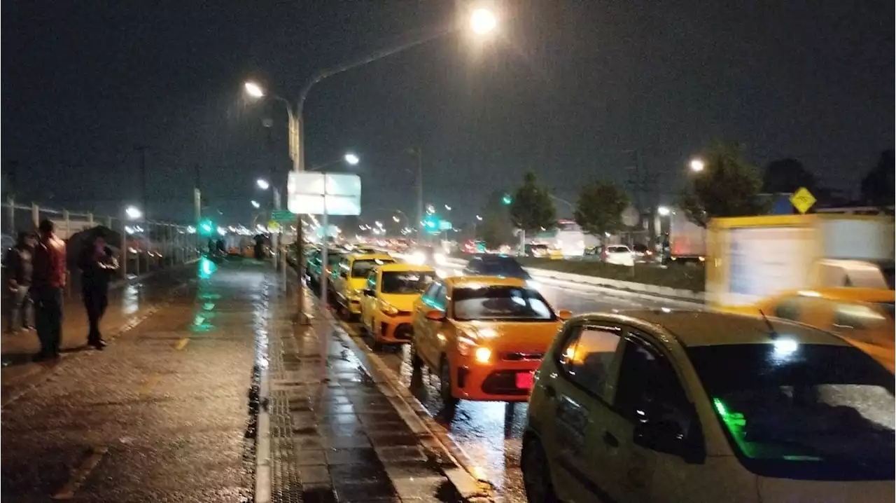 Taxistas bloquearon accesos al Aeropuerto El Dorado en protesta por taxi llevado a patios - Pulzo