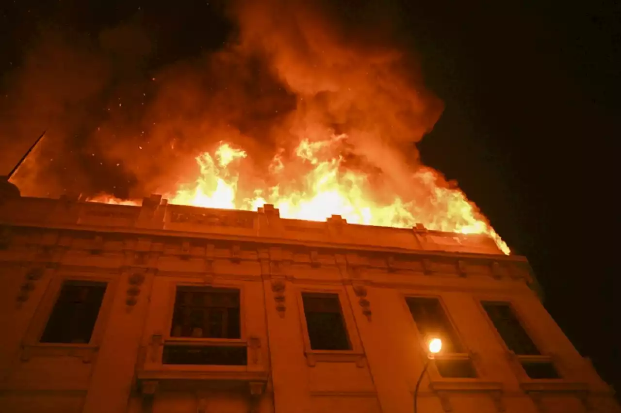 Incendio arrasa en centro de Lima durante protestas que buscan sacar a presidenta de Perú - Pulzo