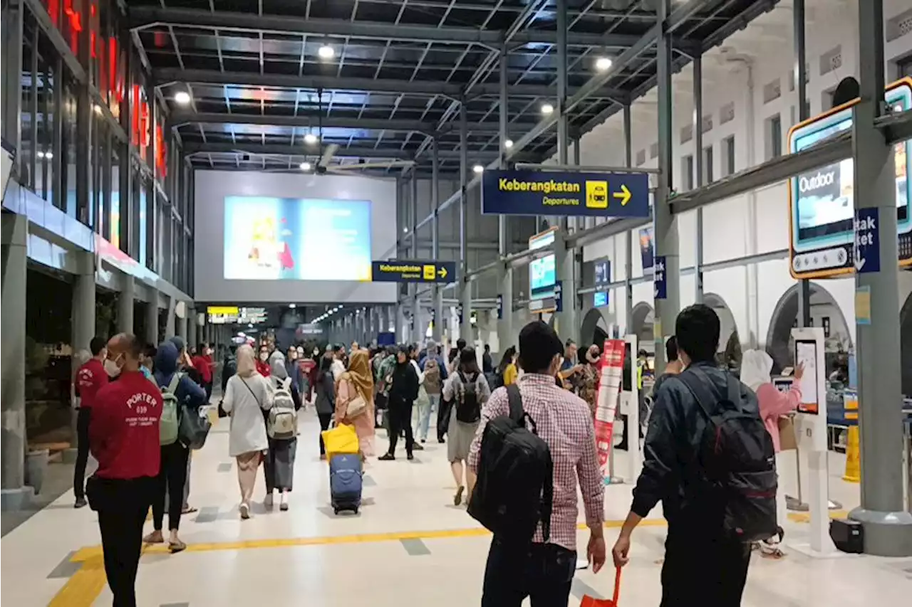 Jelang Imlek, Malam Ini Stasiun Pasar Senen Ramai Penumpang