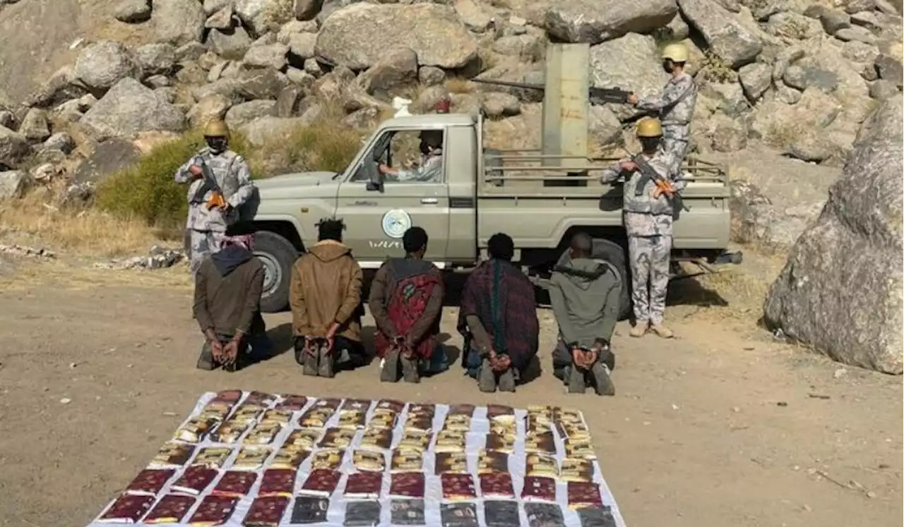 ضبط 5 مخالفين لنظام أمن الحدود بحوزتهم مادة الحشيش المخدر في عسير -
