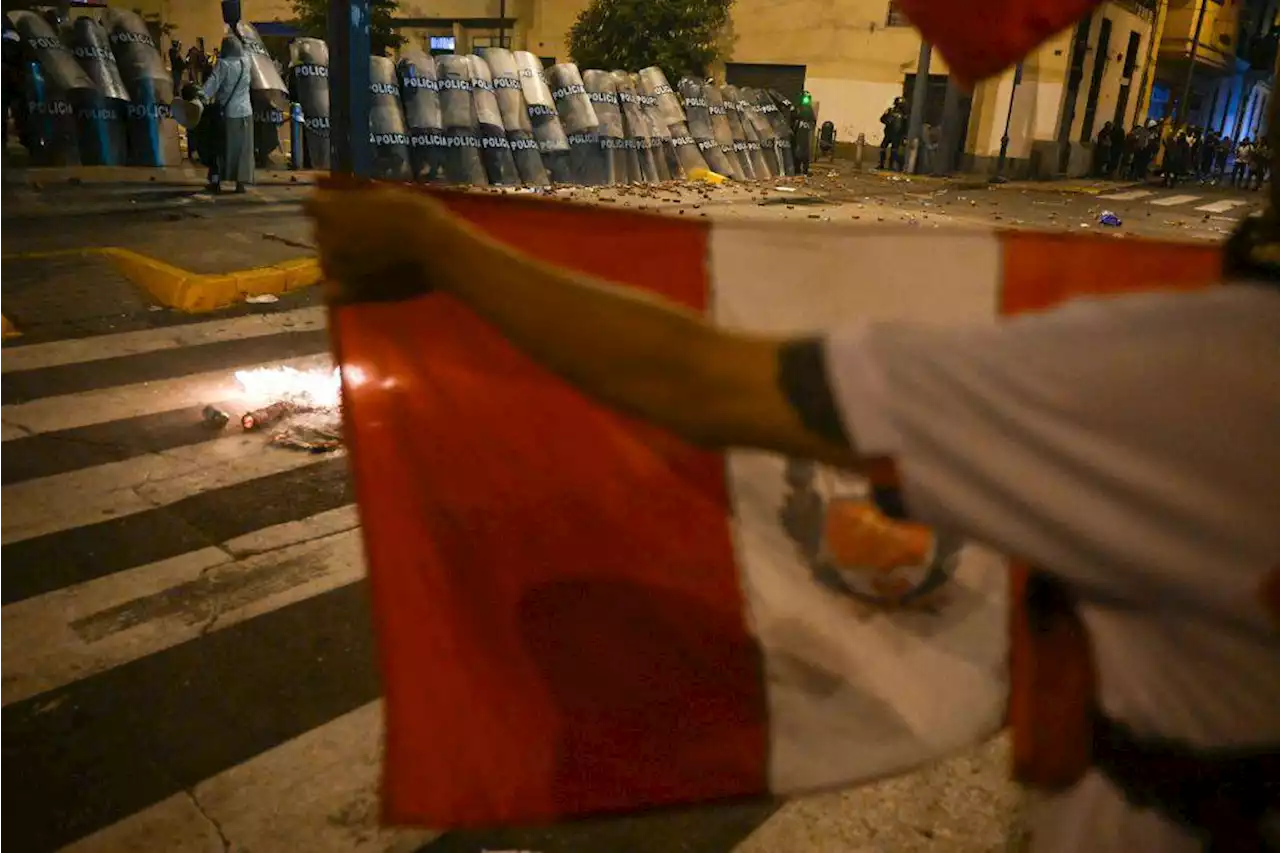 Crisis en Perú: incendio arrasa predio en centro de Lima durante las protestas