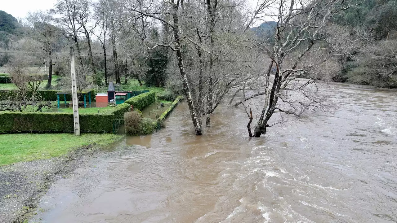 Muere un hombre cuando intentaba cruzar con su tractor una zona inundada en Asturias