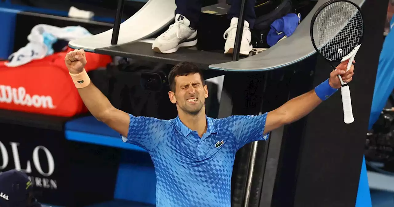 Novak Djokovic sigue avanzando con dolor en Australia