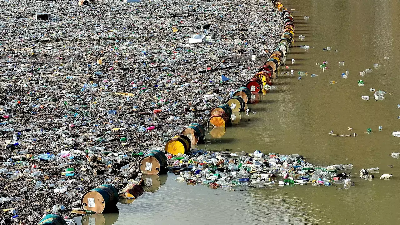 Une rivière des Balkans devient une véritable décharge flottante apès des inondations