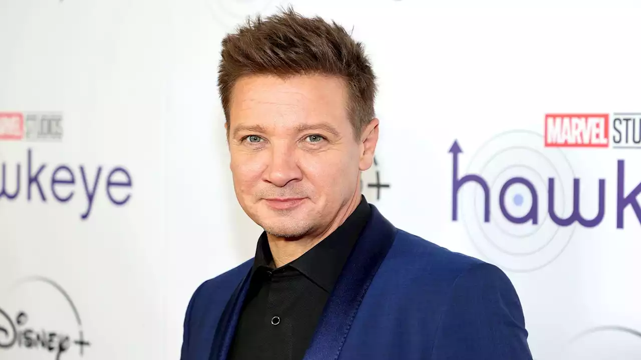 La estrella de 'Avengers' Jeremy Renner dijo que se rompió 30 huesos en el accidente con un quitanieves