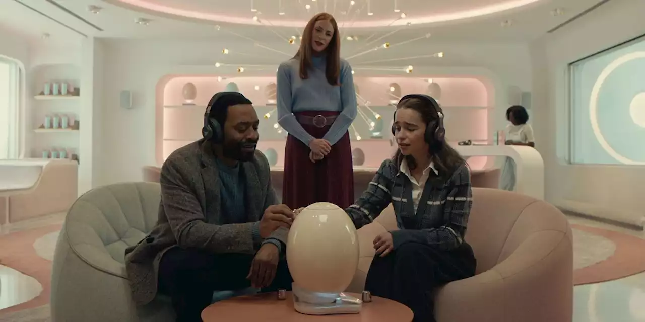 'The Pod Generation' Review: Emilia Clarke & Chiwetel Ejiofor Star in Middling Futuristic Pregnancy Story | Sundance 2023