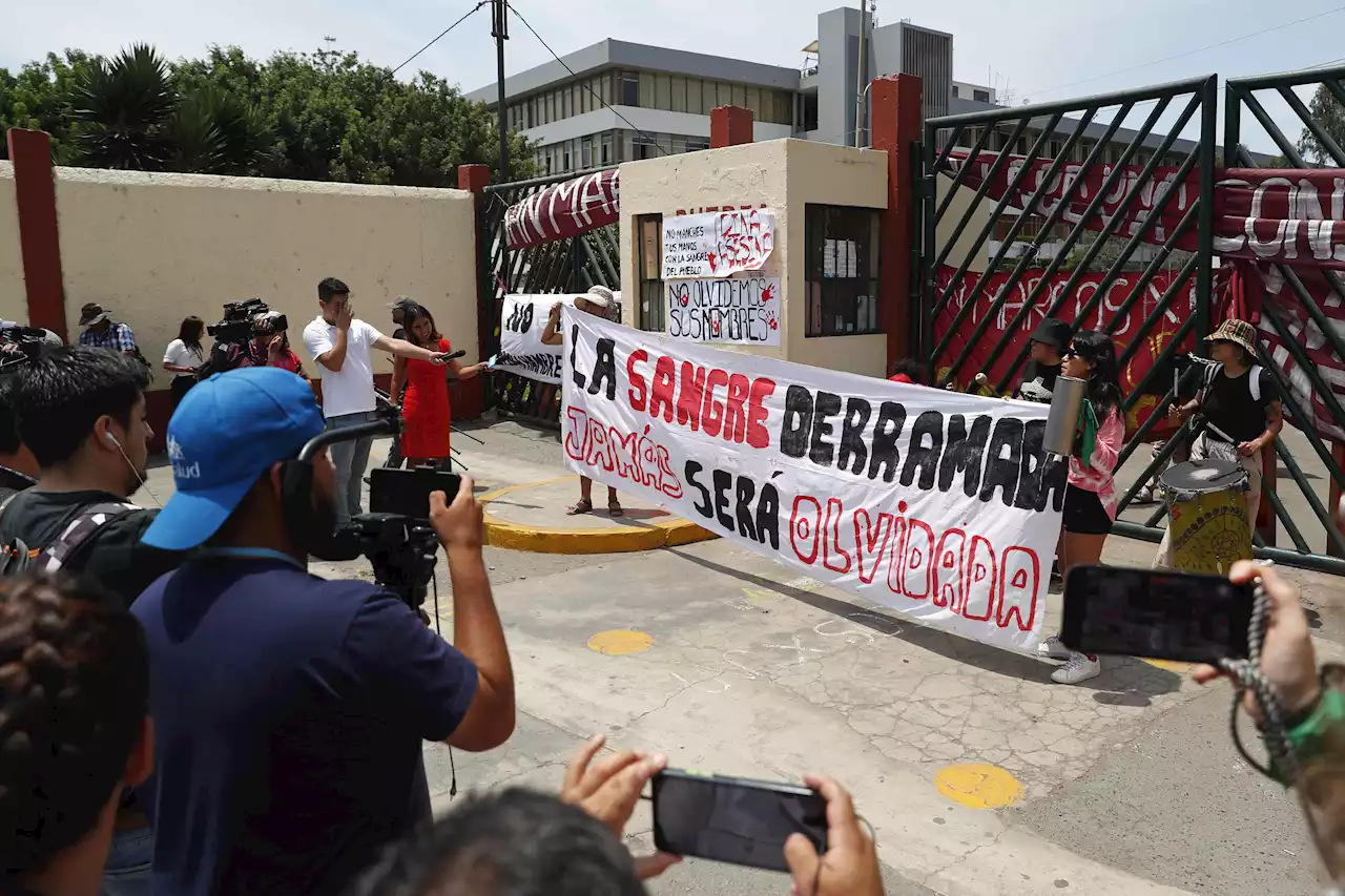 Perú: Policía desaloja campus universitario donde acampaban manifestantes en Lima