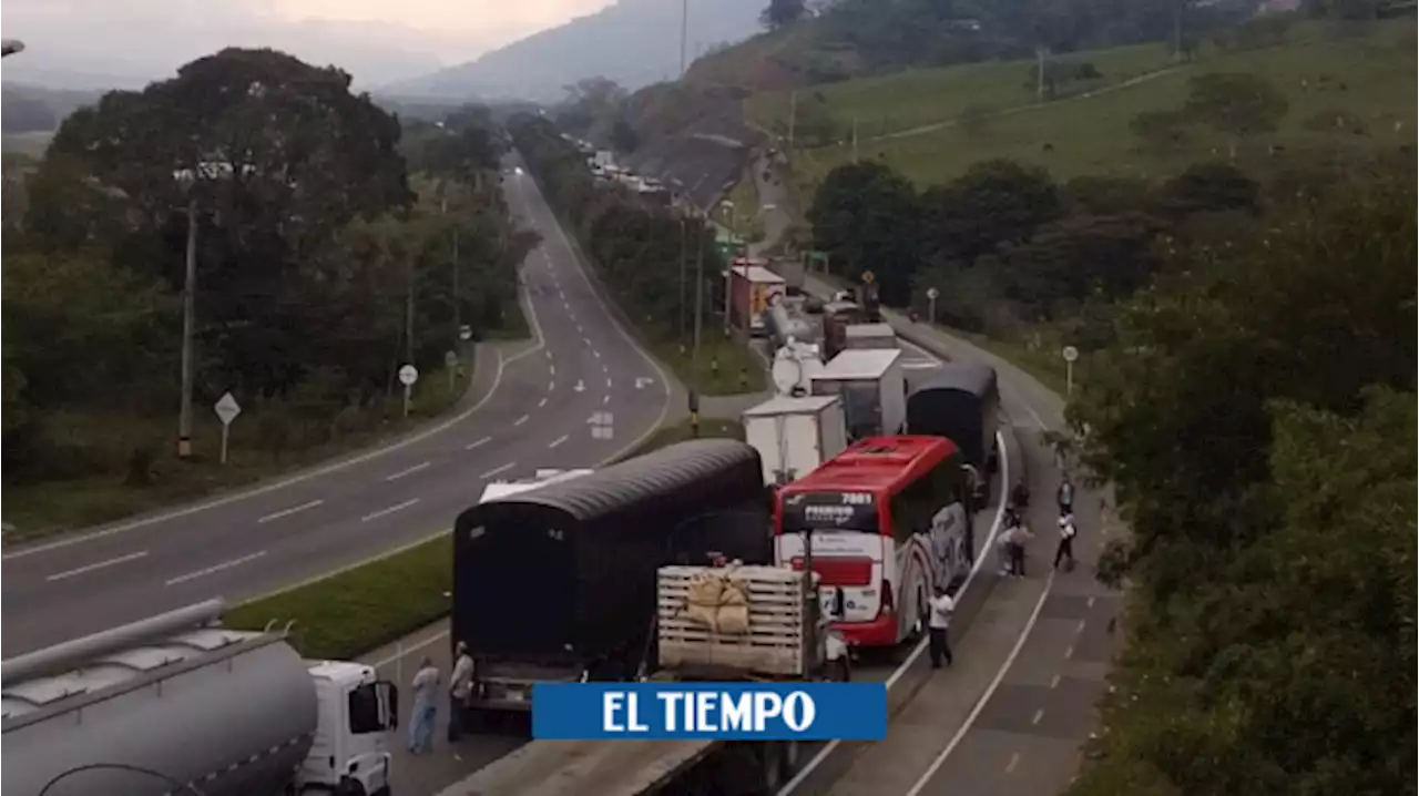 Atención: movilidad colapsada por bloqueo en la vía Medellín-Barbosa