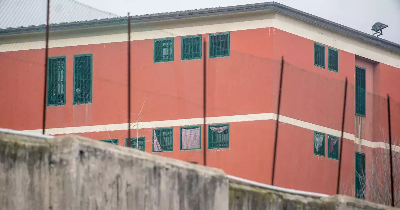 Milano, giovane detenuto del carcere Beccaria dà fuoco al materasso della sua cella - Il Fatto Quotidiano