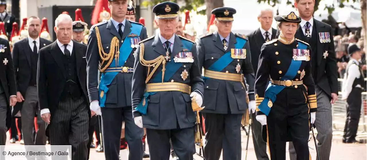 Charles III, William et Harry en deuil : ce drame qui pourrait les rapprocher - Gala