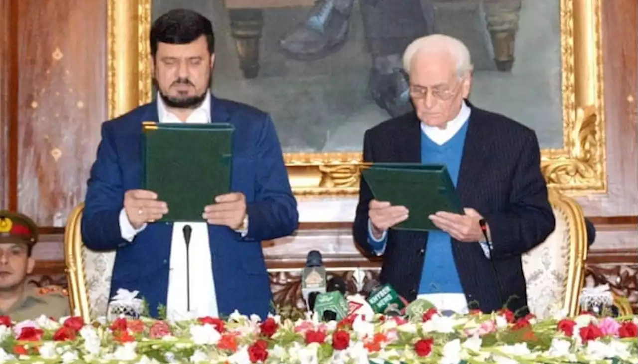 نگران وزیراعلیٰ خیبرپختونخوا اعظم خان نے حلف اٹھا لیا