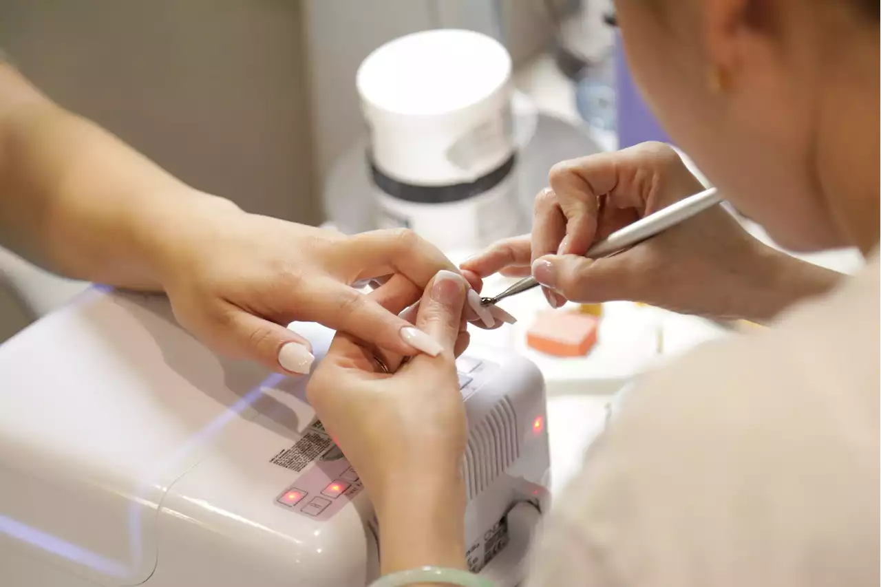 Hacerse las uñas de gel podría dañar tu ADN