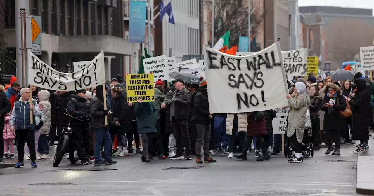 Immigration protest and counter rally in Dublin attract hundreds