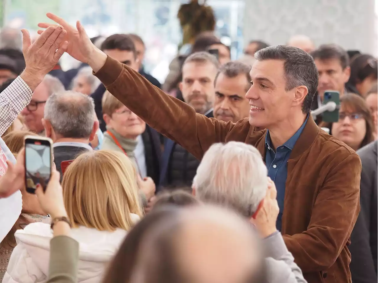 Sánchez compara a los manifestantes de Cibeles con los independentistas 'nostálgicos' que se manifestaron en Barcelona