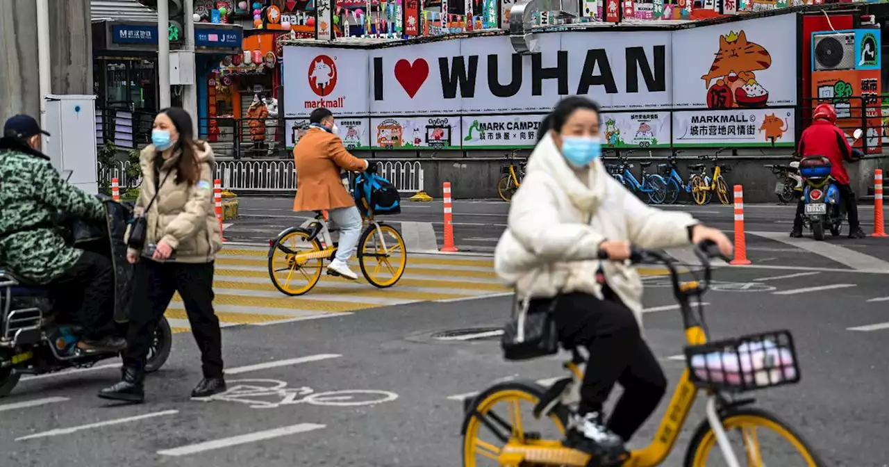 A Wuhan, des fleurs pour le Nouvel an et pour les morts du Covid