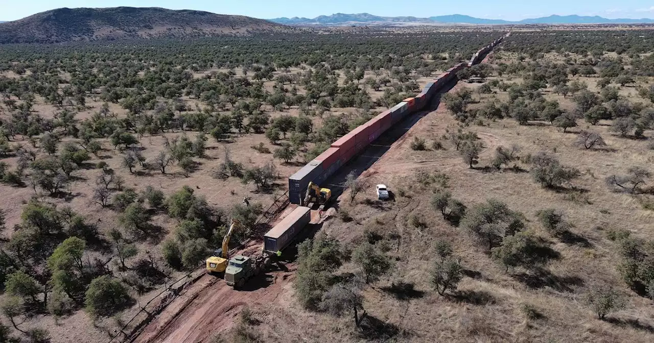 En Arizona, le mur de conteneurs à la frontière avec le Mexique en cours de démantèlement