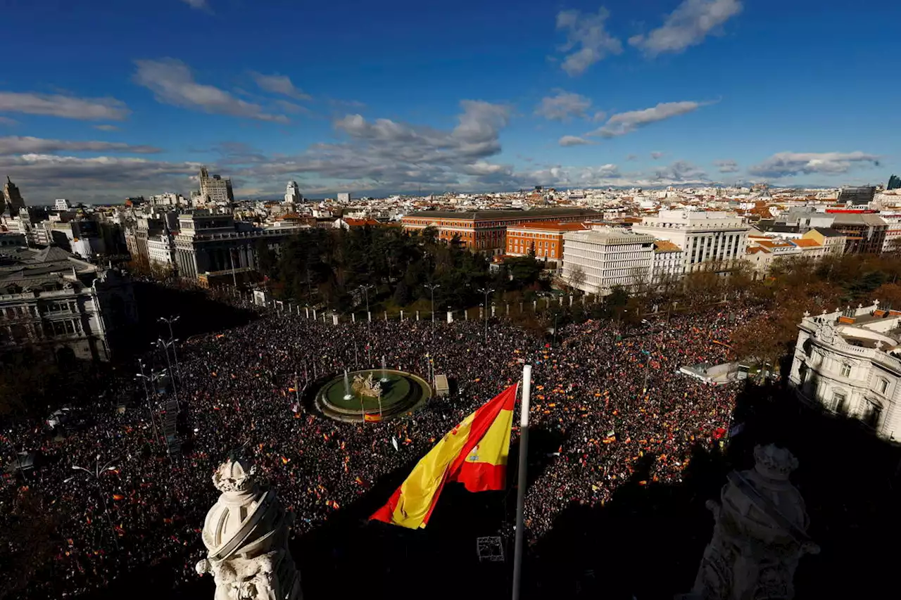 Espagne : la droite fait défiler des manifestants par dizaines de milliers à Madrid