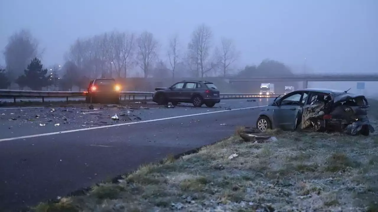 Snelweg A15 dicht door ongeluk, man lopend op de vlucht