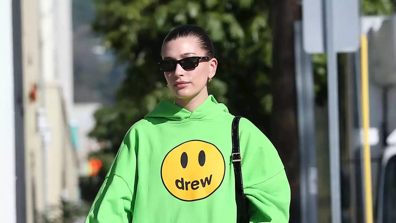 Hose vergessen? Hailey Bieber ist nur in Pulli unterwegs