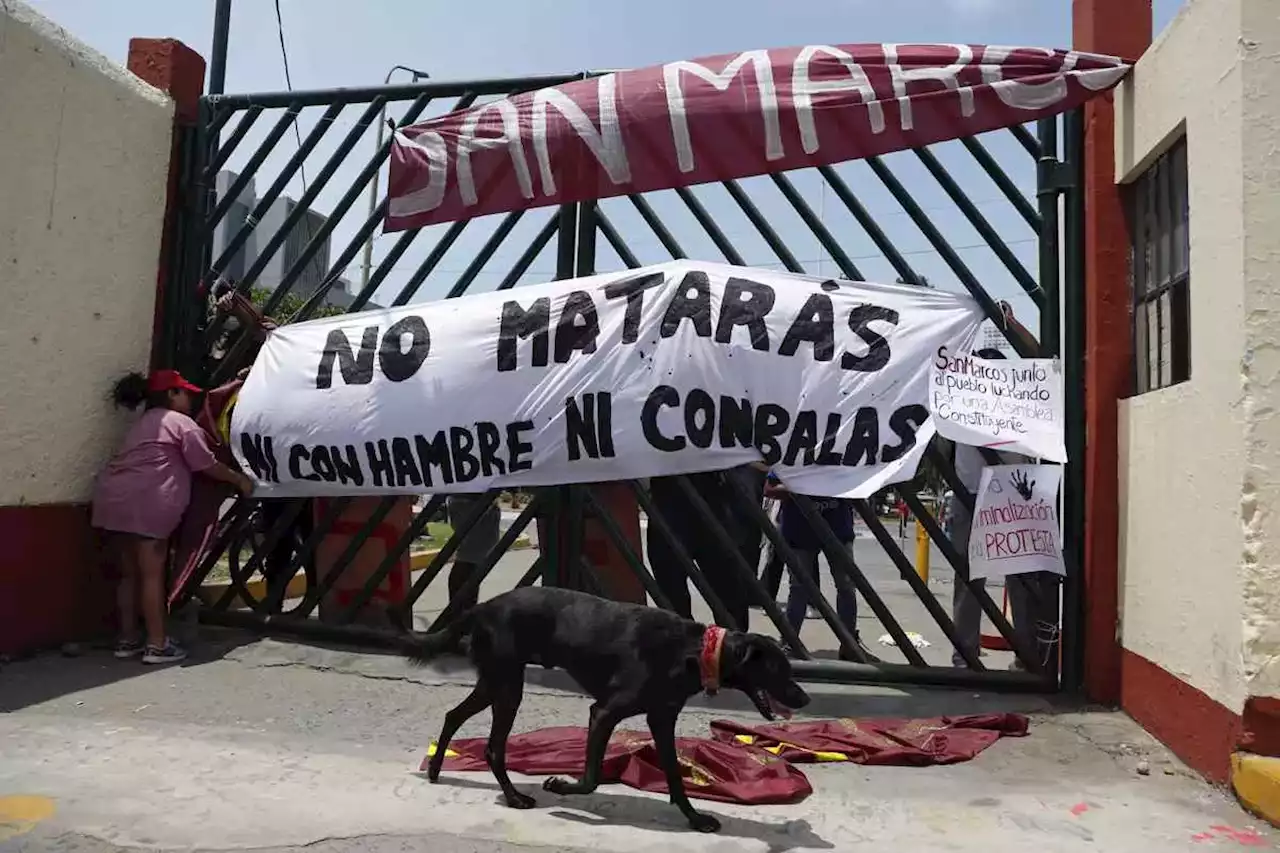 La Policía irrumpe con una tanqueta en la Universidad de San Marcos en Lima y detiene a más de 200 manifestantes