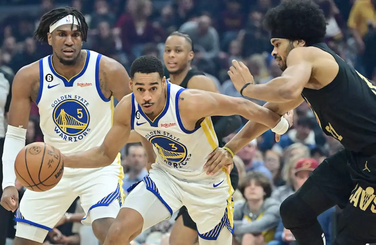 Short-handed Warriors sink Cavs with 3-point barrage