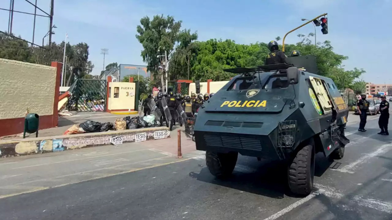 La policía desaloja la universidad de Lima,