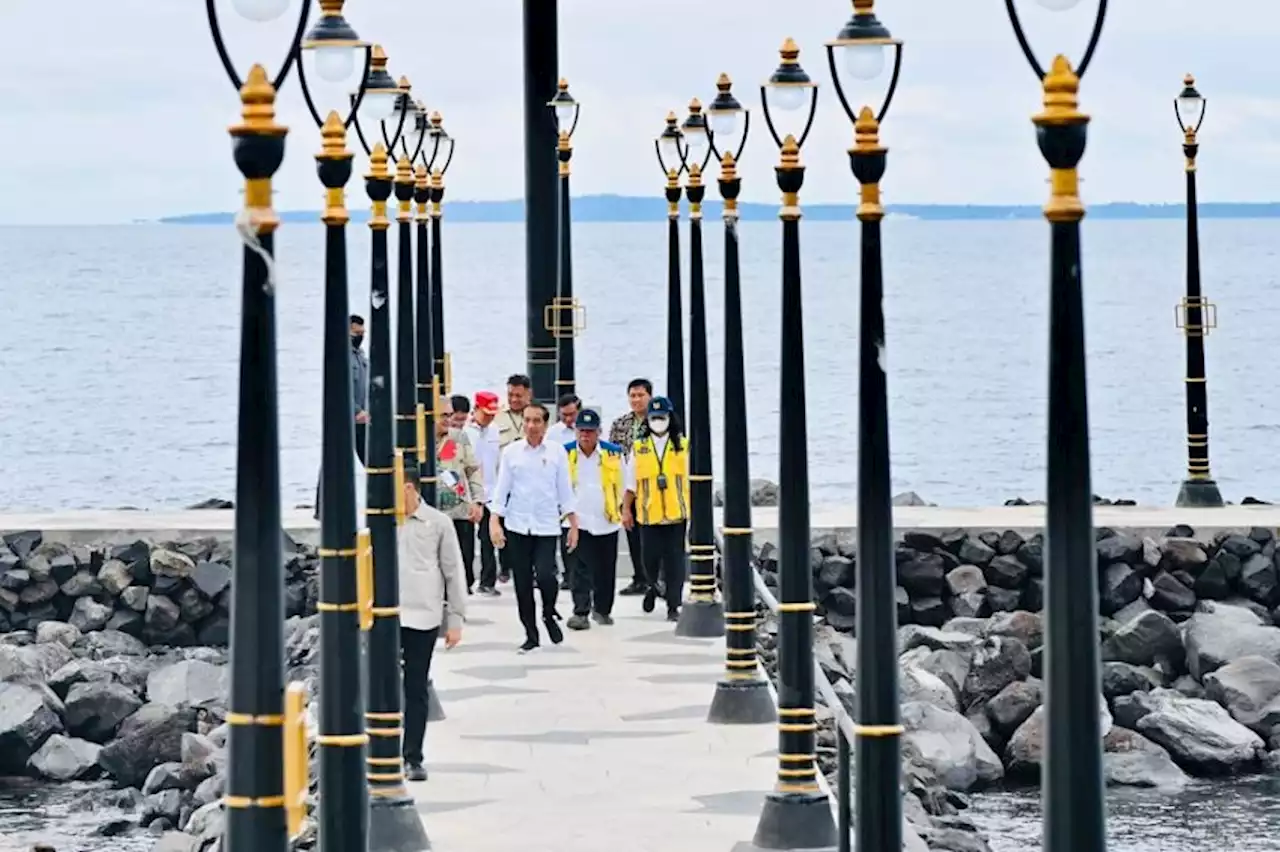 Jokowi Resmikan Penataan Kawasan Pantai Malalayang dan Ecotourism Village Bunaken