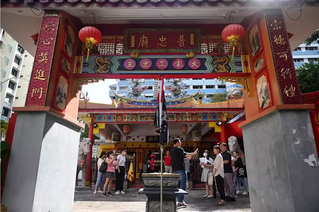 Sincerity matters over speed in offering CNY incense, temple tours show