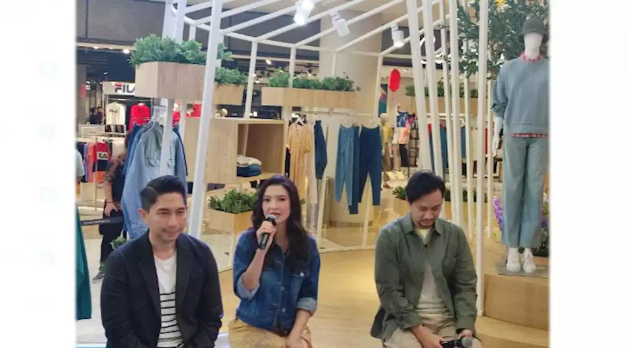 Raline Shah bagi Tips Fashion Andalannya, Jaket Denim dan Blouse Klasik