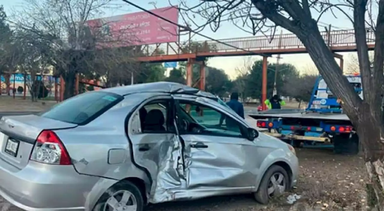 Conduce a exceso de velocidad, derrapa y choca contra árbol en Paseo de la Reforma, Saltillo