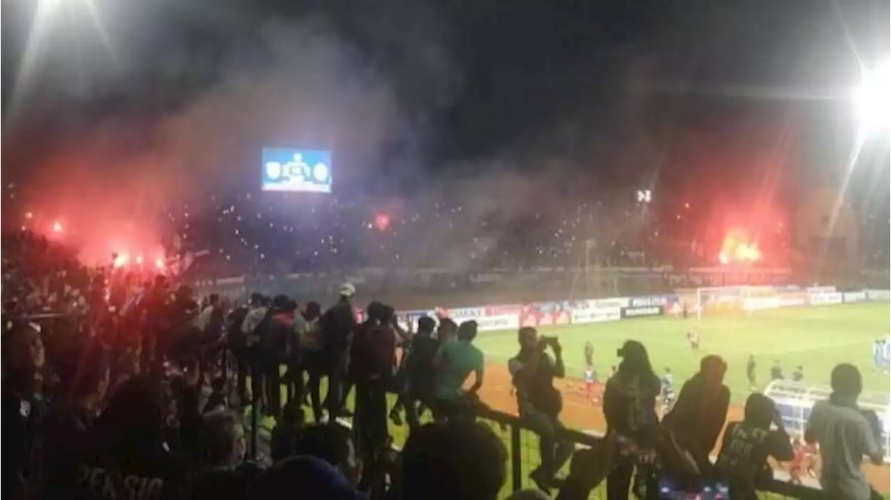 Tanpa Ampun, Persib Hukumn Suporter Penyulut Flare di Stadion GBLA