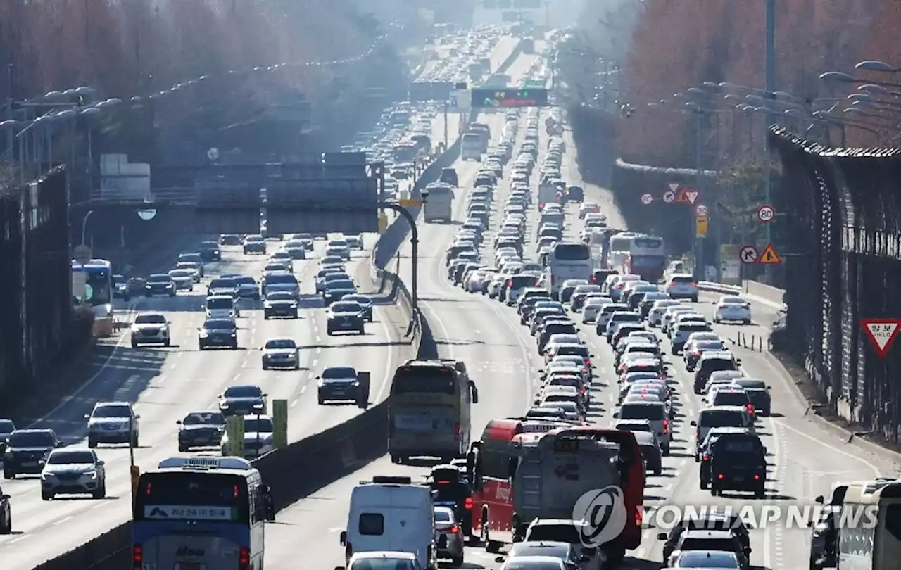 귀성길 고속도로 곳곳 정체…서울→부산 6시간 40분 | 연합뉴스