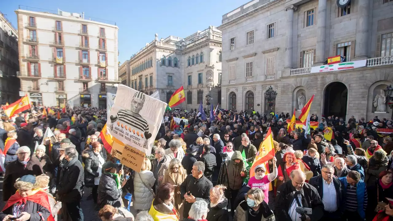 Medio millar de personas se manifiestan en Barcelona por los acuerdos del Gobierno con los independentistas