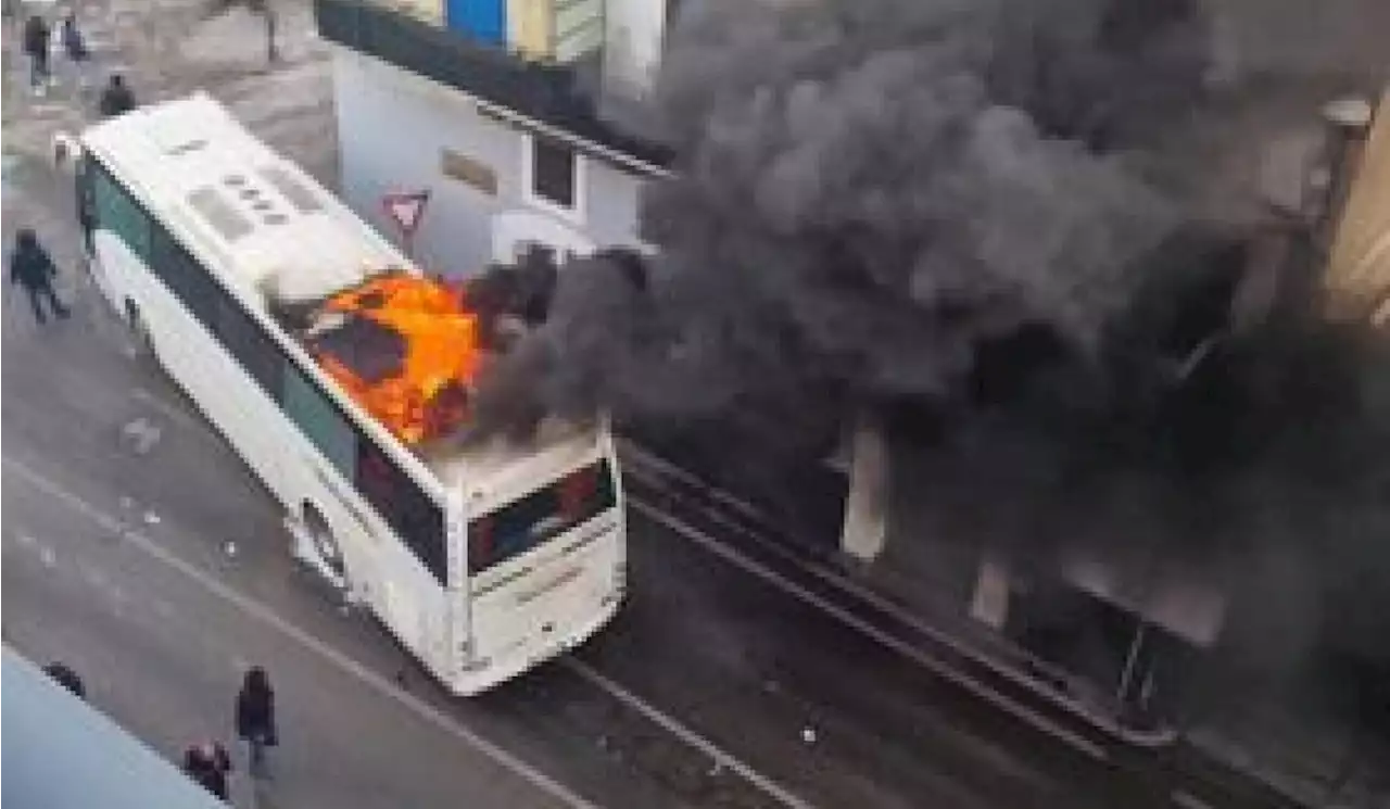 Guerriglia per Paganese-Casertana, bus di tifosi a fuoco - Cronaca