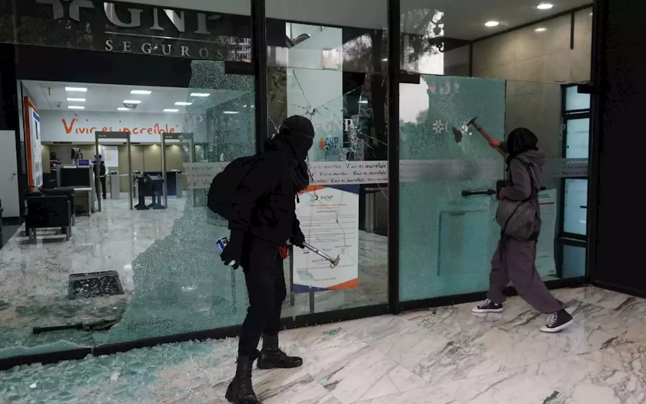 Marchan contra Guardia Nacional en el Metro; encapuchadas realizan destrozos | Videos