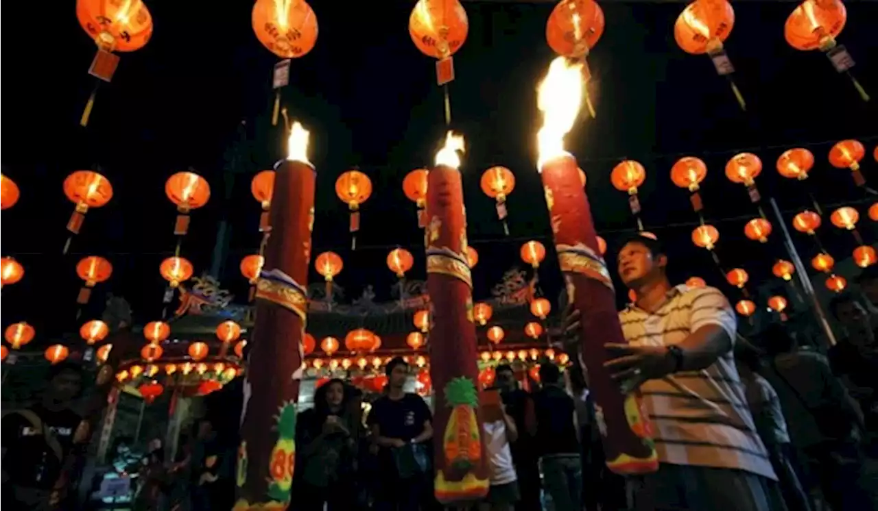 Imlek, Warga Padang Panjat Tembok Kelenteng untuk Lihat Barongsai