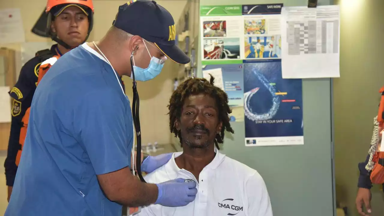 Rescatan a un hombre que pasó semanas perdido en el mar y sobrevivió comiendo solo salsa de tomate