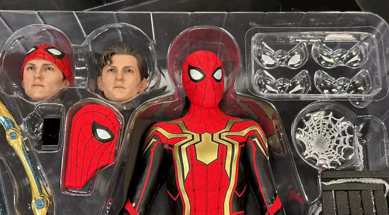 Spider-Man: No Way Home Integrated Suit by Hot Toys is Epic (Deluxe Edition Unboxing)