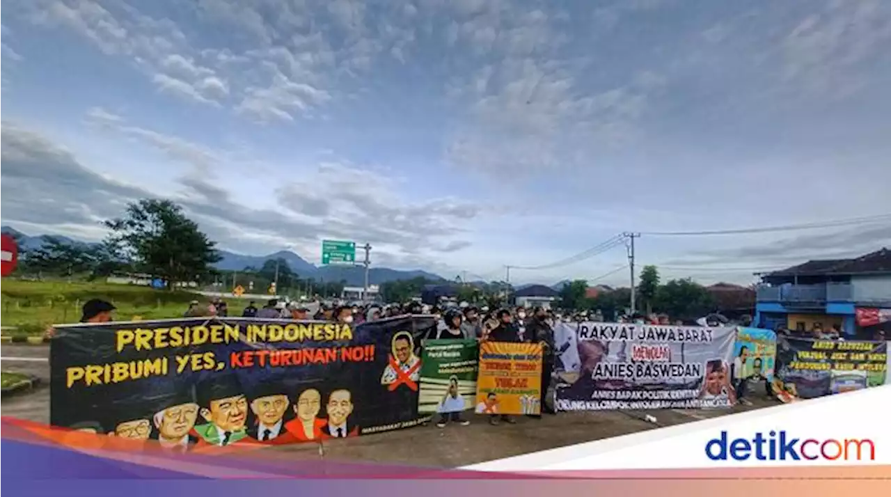 Demo Warnai Kedatangan Anies Baswedan di Jalak Harupat Bandung