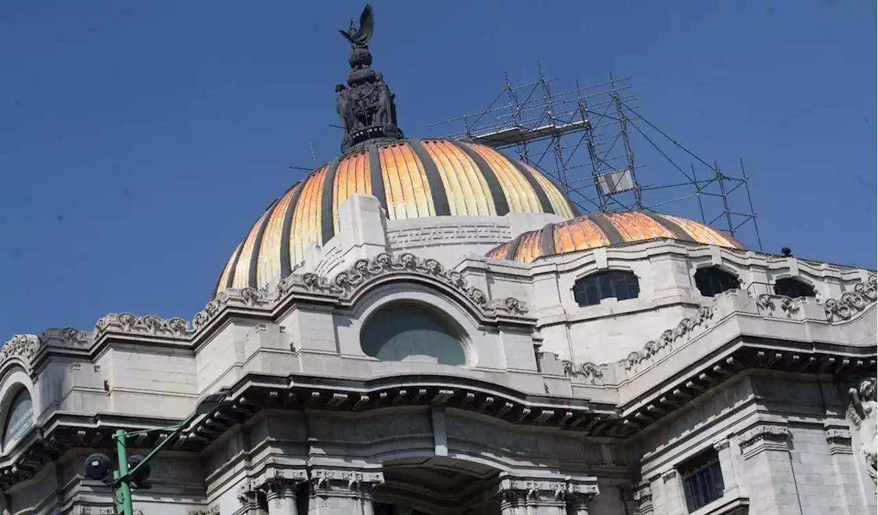 Restauran cúpulas del Palacio de Bellas Artes