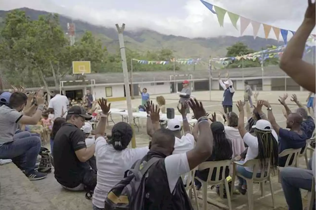 Así fue la caravana del Gobierno y Eln para oír el drama de guerra en el Pacífico