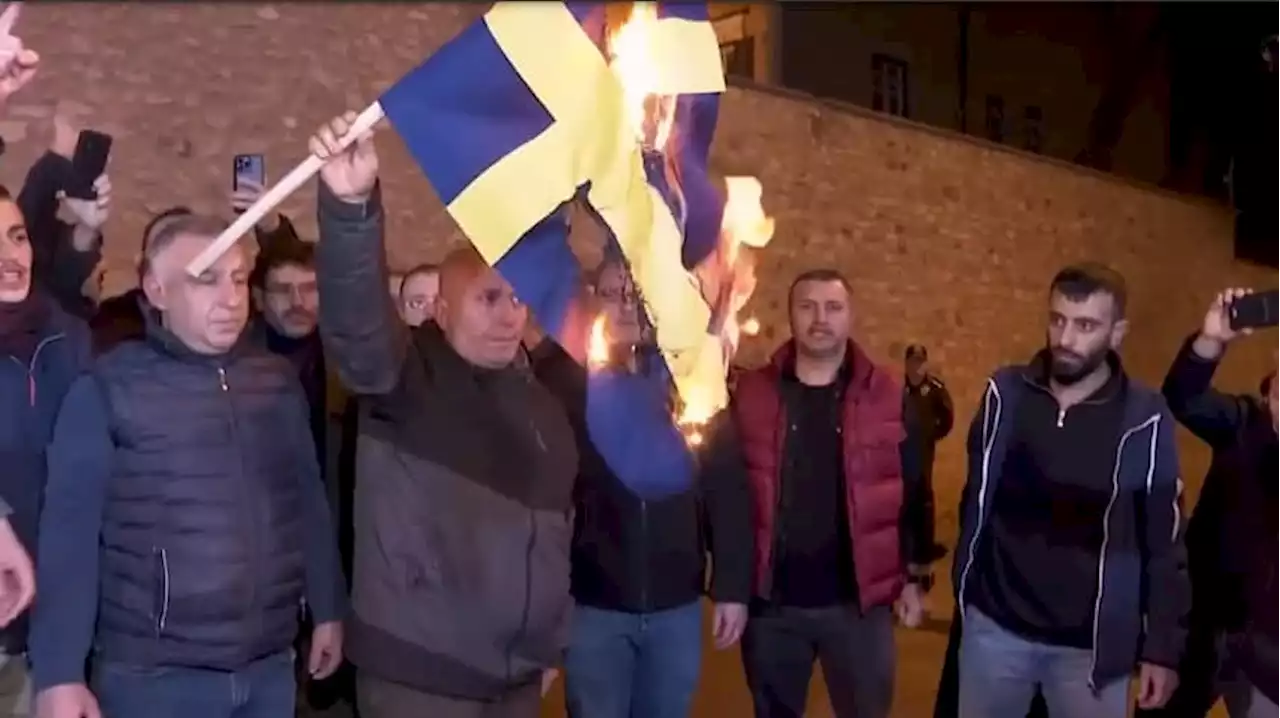 Turkiska demonstranter eldar svenska flaggan