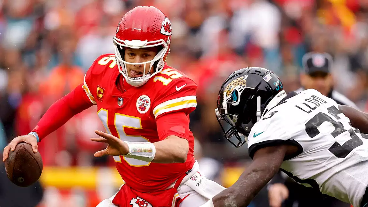 Chiefs' Patrick Mahomes briefly leaves playoff game vs. Jaguars with ankle injury; Chad Henne throws touchdown