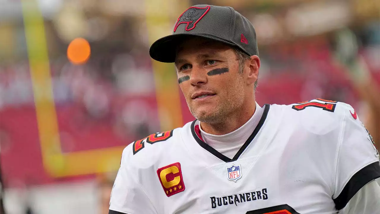 Rob Gronkowski predicts Tom Brady will return for 24th season: 'Probably getting arm checked right now'