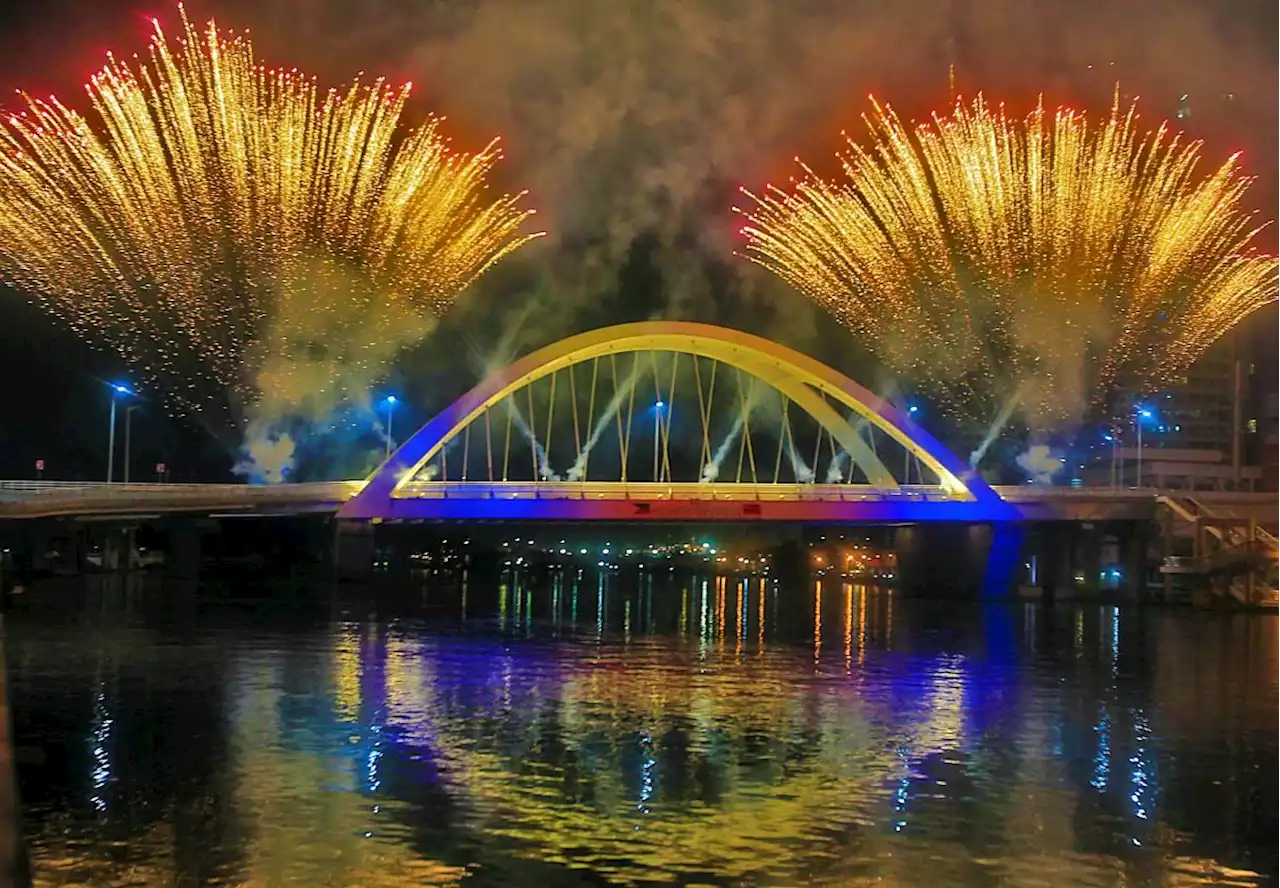 WATCH: Philippines welcomes Chinese New Year with colorful fireworks display