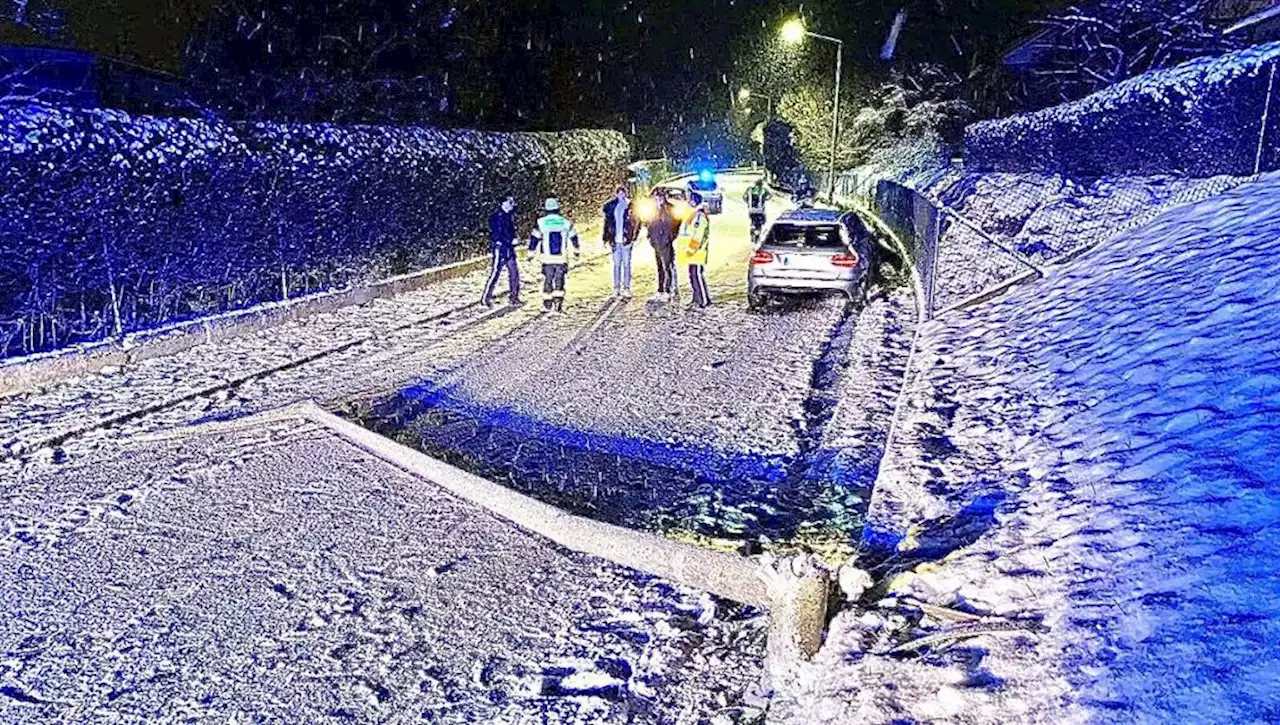 Auf Schnee geschleudert: In Furth kracht Pkw gegen Lichtmast - idowa