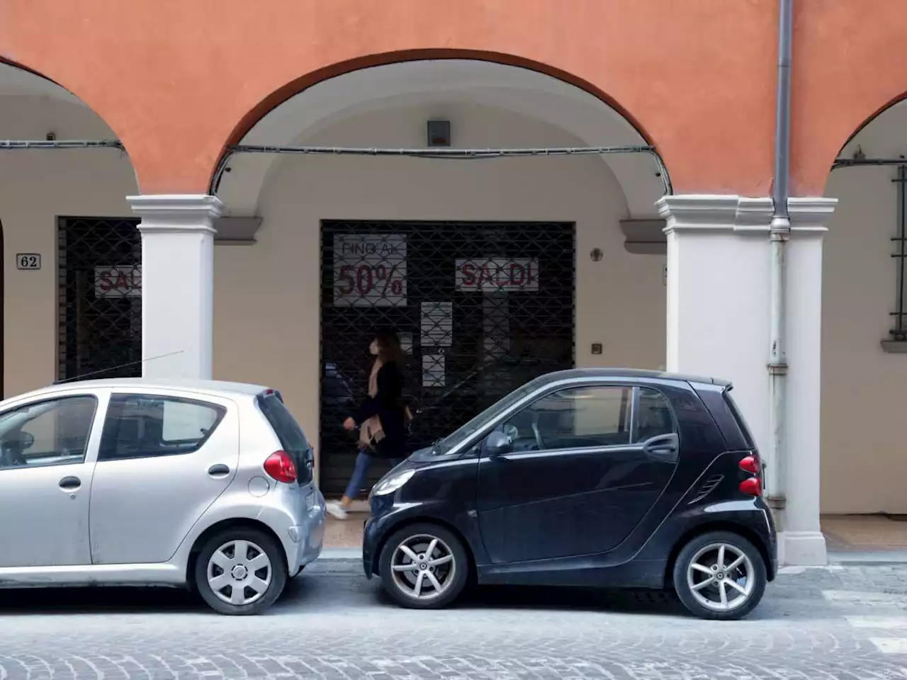 Occhio alla tecnica del 'gattino': così rubano soldi e borse in un attimo