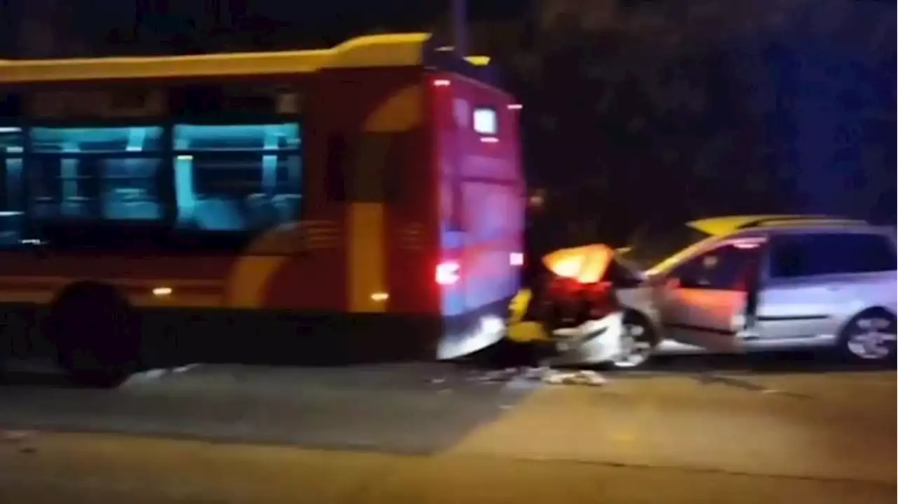 Trece heridos leves tras chocar un coche contra un autobús urbano en Sevilla