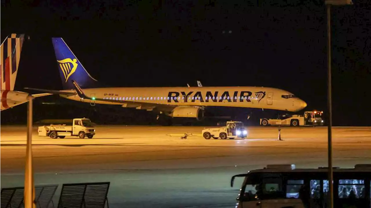 В приземлившемся в Афинах самолете Ryanair не нашли бомбы